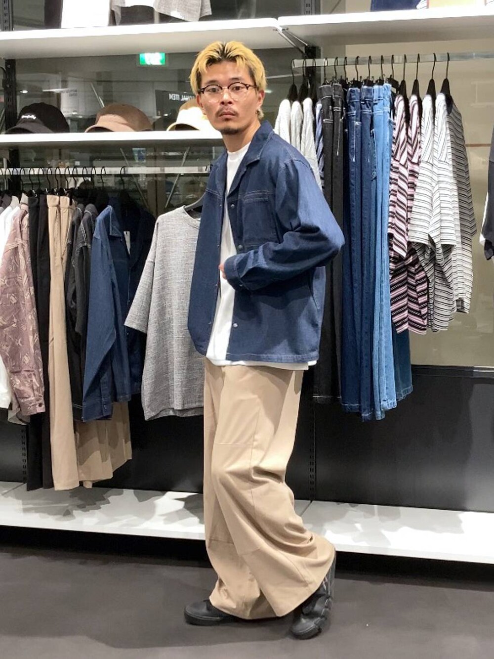 ベージュ系のその他パンツ、ブルー系のシャツ/ブラウス、ホワイト系のTシャツ/カットソーを着用したメンズの秋コーディネートの3枚目の写真