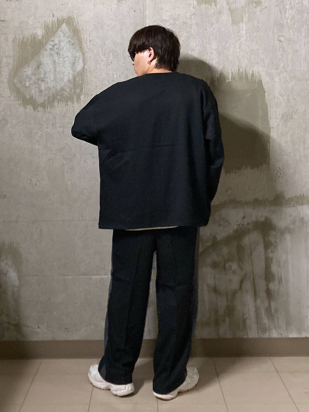 ホワイト系のTシャツ/カットソー、ブラック系のその他パンツ、ブラック系のカーディガン/ボレロを着用したメンズの夏コーディネートの2枚目の写真