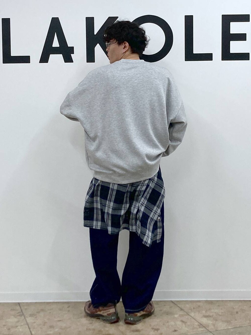 グレー系のTシャツ/カットソー、ホワイト系のボディバッグ/ウエストポーチ、ブルー系のシャツ/ブラウスを着用したメンズの春コーディネートの6枚目の写真