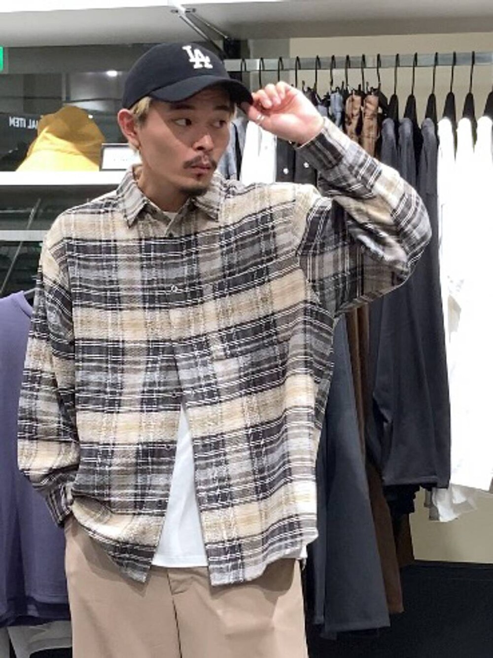 ホワイト系のTシャツ/カットソー、ベージュ系のその他パンツ、ベージュ系のシャツ/ブラウスを着用したメンズの秋コーディネートの5枚目の写真