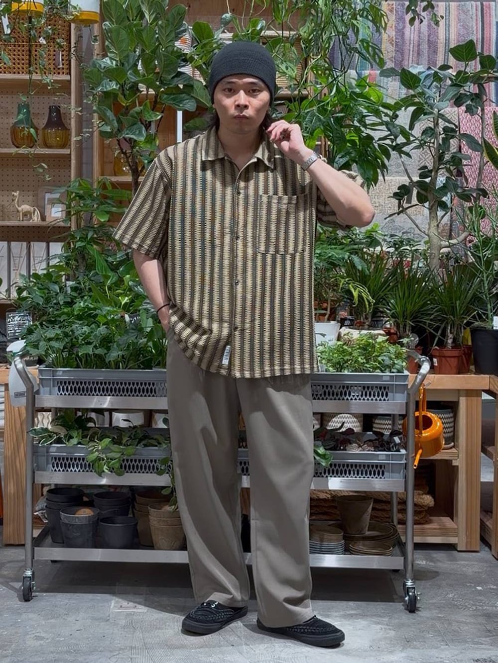 ベージュ系のその他パンツ、ブラック系のタンクトップ、ベージュ系のシャツ/ブラウスを着用したメンズの春コーディネートの6枚目の写真