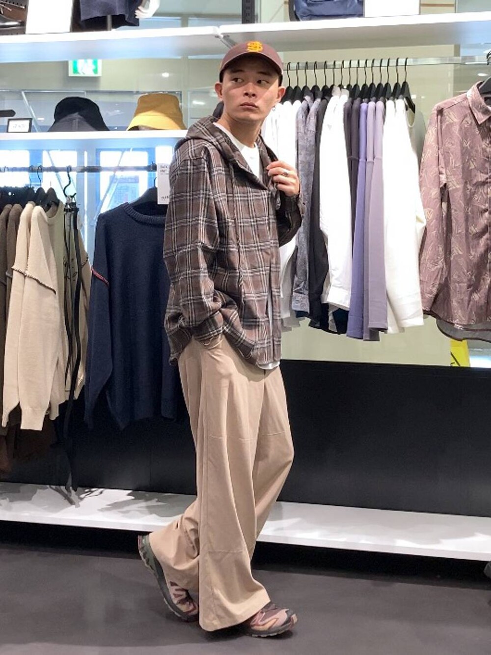 ホワイト系のTシャツ/カットソー、ベージュ系のその他パンツ、ブラウン系のシャツ/ブラウスを着用したメンズの秋コーディネートの3枚目の写真