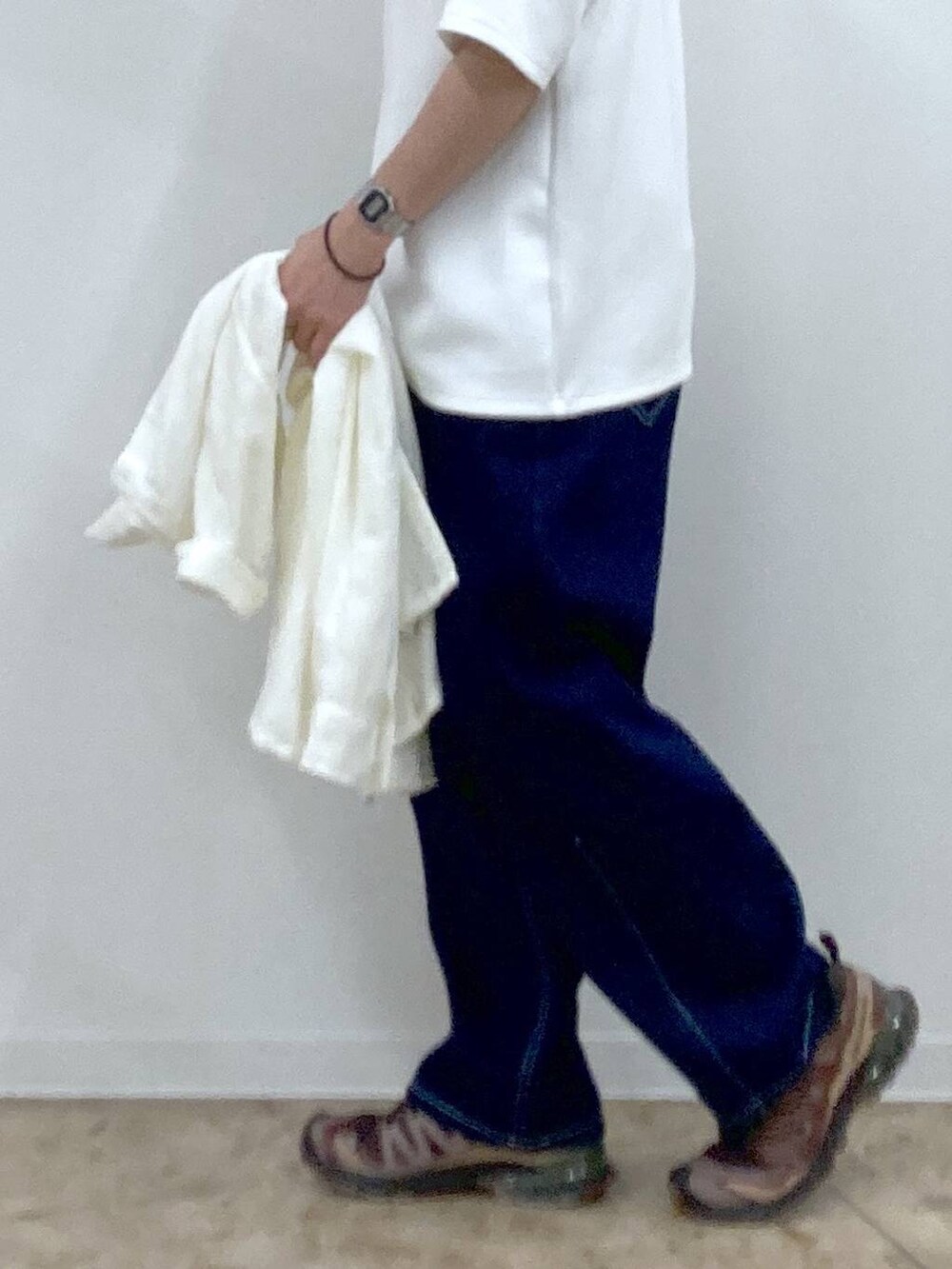 ホワイト系のシャツ/ブラウス、ホワイト系のTシャツ/カットソー、その他のサングラスを着用したメンズの春コーディネートの9枚目の写真