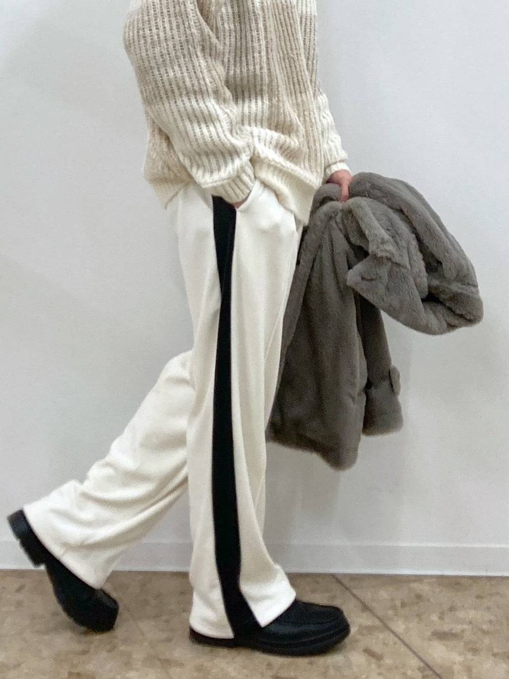 ホワイト系のその他パンツ、ブラック系のローファー、ベージュ系のブルゾンを着用したメンズの冬コーディネートの9枚目の写真