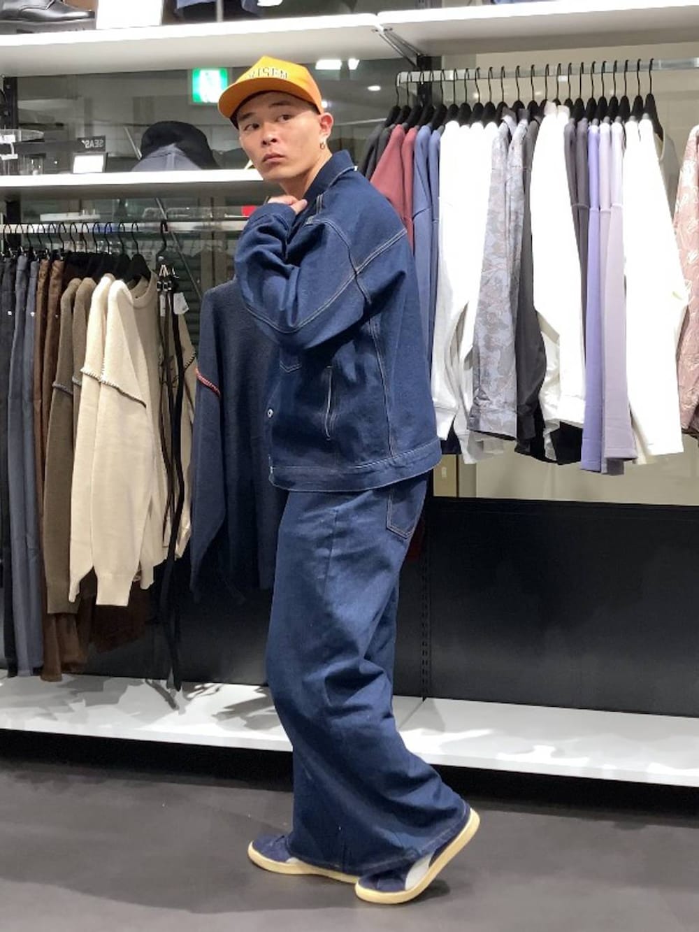 ブルー系のデニムジャケットを着用したメンズの秋コーディネートの4枚目の写真