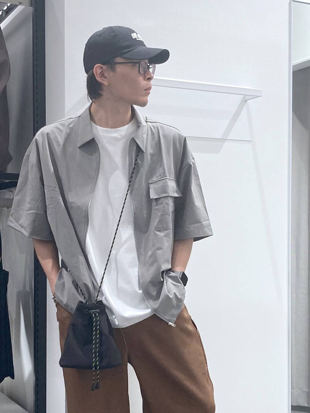 ブラック系のサンダル、ブラウン系のその他パンツ、ホワイト系のTシャツ/カットソーを着用したメンズの夏コーディネートの6枚目の写真