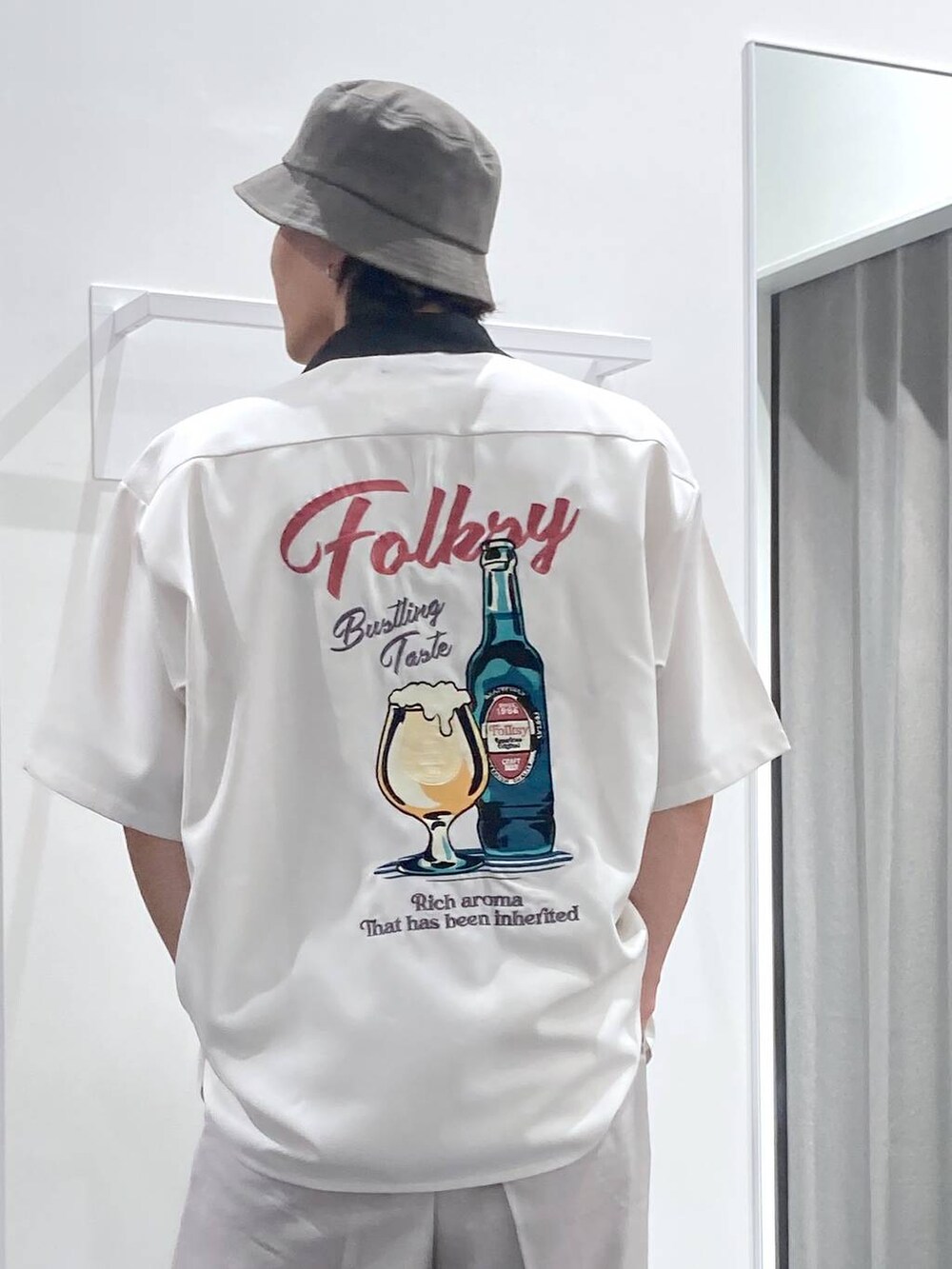 ホワイト系のシャツ/ブラウス、ブラック系のローファー、グレー系のその他パンツを着用したメンズの春コーディネートの9枚目の写真