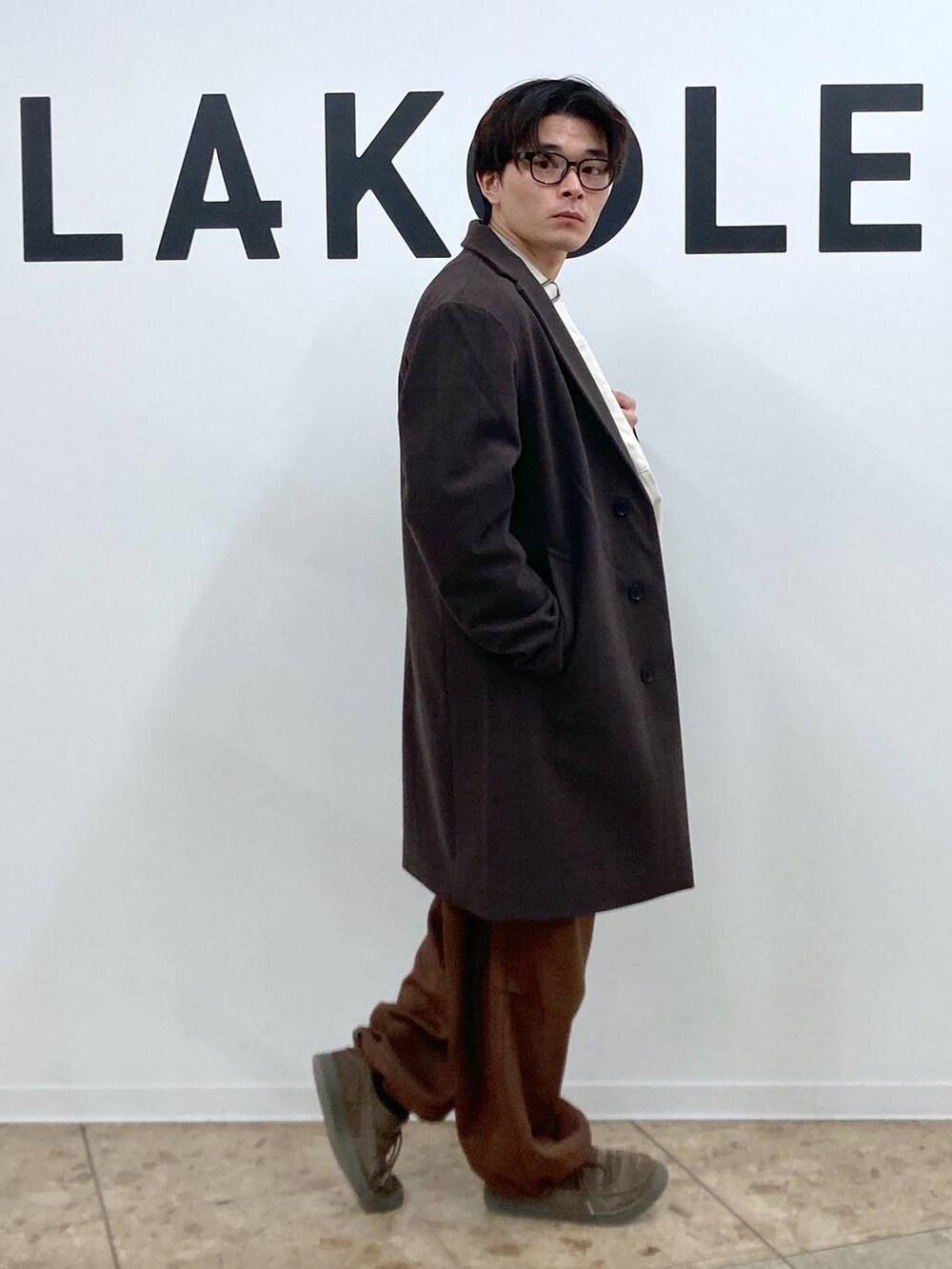 「休日コーデ、カジュアル、ゆったり、ラフ、デート/ロマンティック、LAKOLE、どっと変わっちゃえ、コート、チェスターコート、ニット、レイヤードスタイル、ワイドパンツ、ショルダーバッグ、サングラス、めがね」｜「LAKOLEのZIPキャンバスショルダー / 110640（ショルダーバッグ、ベージュ系）」を使った、shibaさん（メンズ・172cm）の冬コーディネートの4枚目の写真