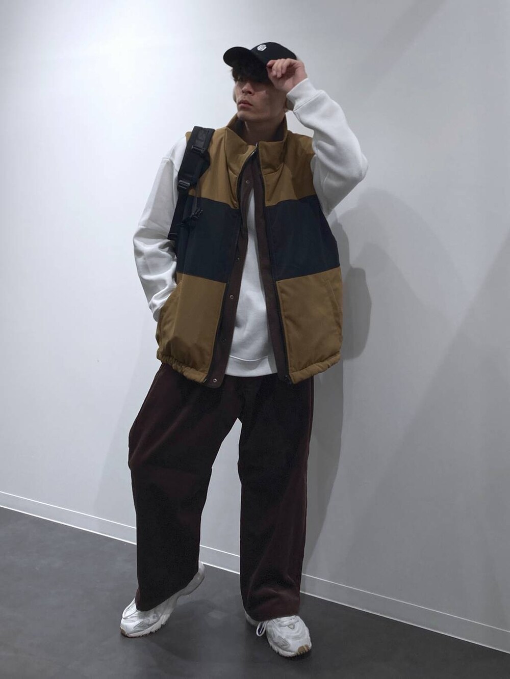 ブラック系のバックパック/リュック、ホワイト系のスニーカー、ホワイト系のスウェットを着用したメンズの秋コーディネートの9枚目の写真