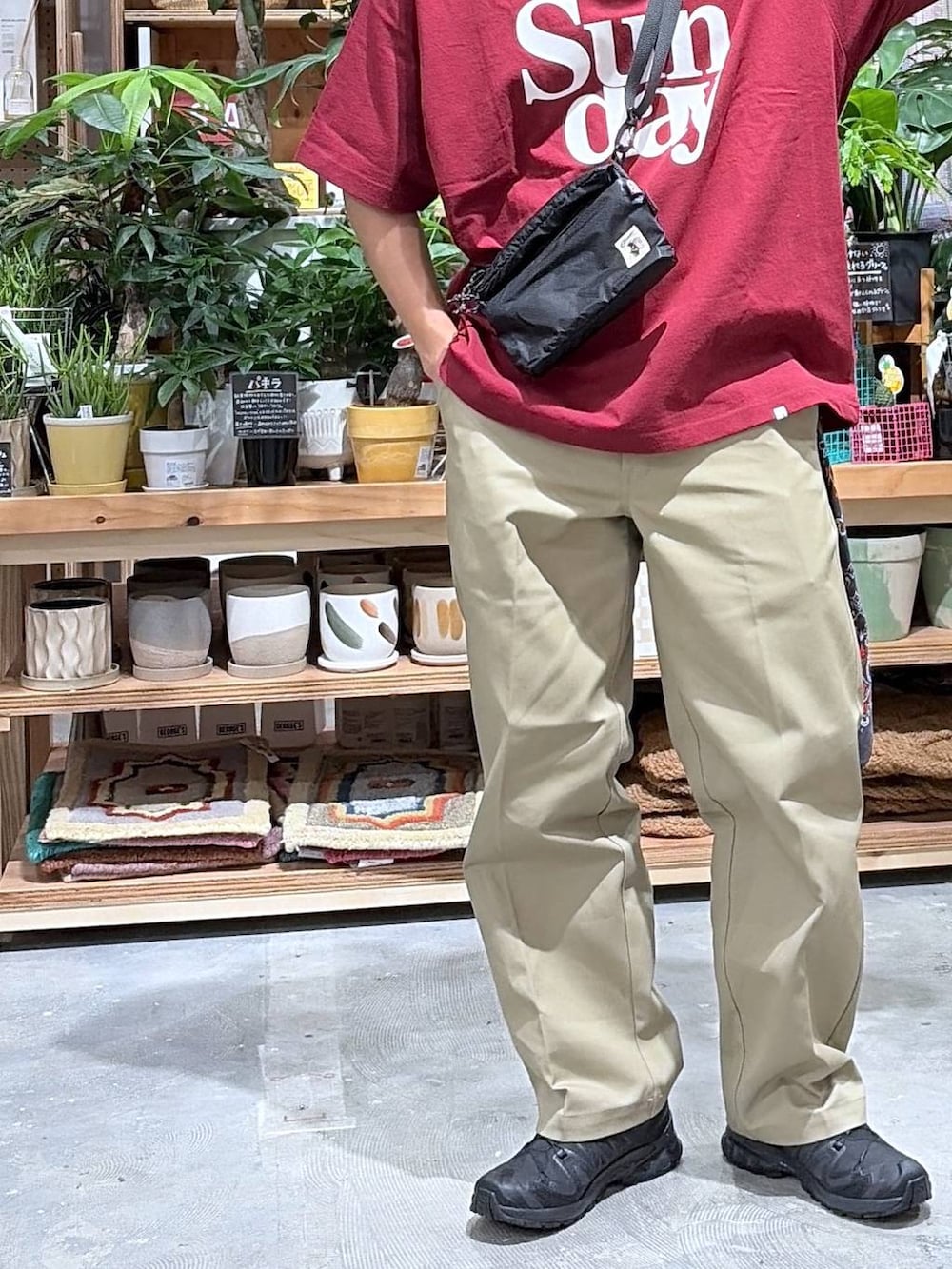 ブラック系のショルダーバッグ、レッド系のTシャツ/カットソー、グリーン系のその他パンツを着用したメンズの夏コーディネートの7枚目の写真