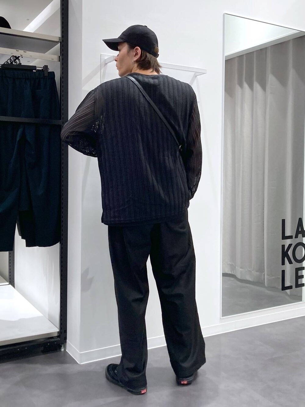 ブラック系のTシャツ/カットソー、ブラック系のショルダーバッグ、ブラック系のその他パンツを着用したメンズの夏コーディネートの2枚目の写真