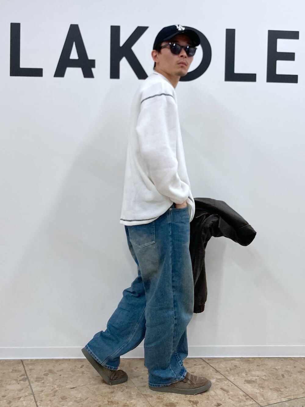 ブルー系のデニムパンツ、ホワイト系のTシャツ/カットソー、ブラウン系のブルゾンを着用したメンズの秋コーディネートの6枚目の写真