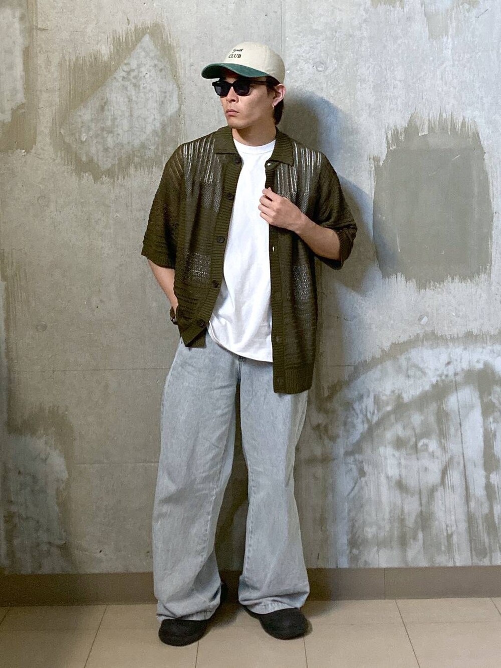 ホワイト系のTシャツ/カットソー、グリーン系のニット/セーター、ブラック系のサングラスを着用したメンズの夏コーディネートの5枚目の写真