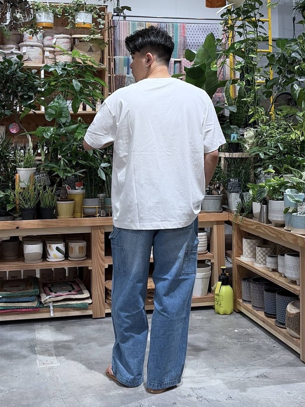 ホワイト系のTシャツ/カットソー、ブルー系のデニムパンツ、ブラウン系のサンダルを着用したメンズの夏コーディネートの2枚目の写真