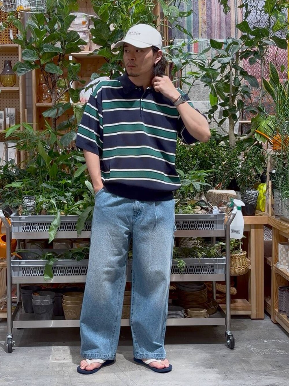 ブルー系のデニムパンツ、ブルー系のサンダル、ブルー系のシャツ/ブラウスを着用したメンズの夏コーディネートの7枚目の写真