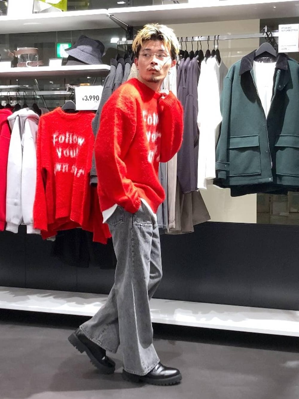 レッド系のニット/セーター、ブラック系のドレスシューズ、グレー系のデニムパンツを着用したメンズの冬コーディネートの5枚目の写真