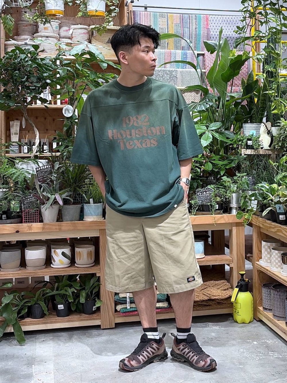 グリーン系のTシャツ/カットソー、ブラック系のソックス/靴下を着用したメンズの夏コーディネートの6枚目の写真