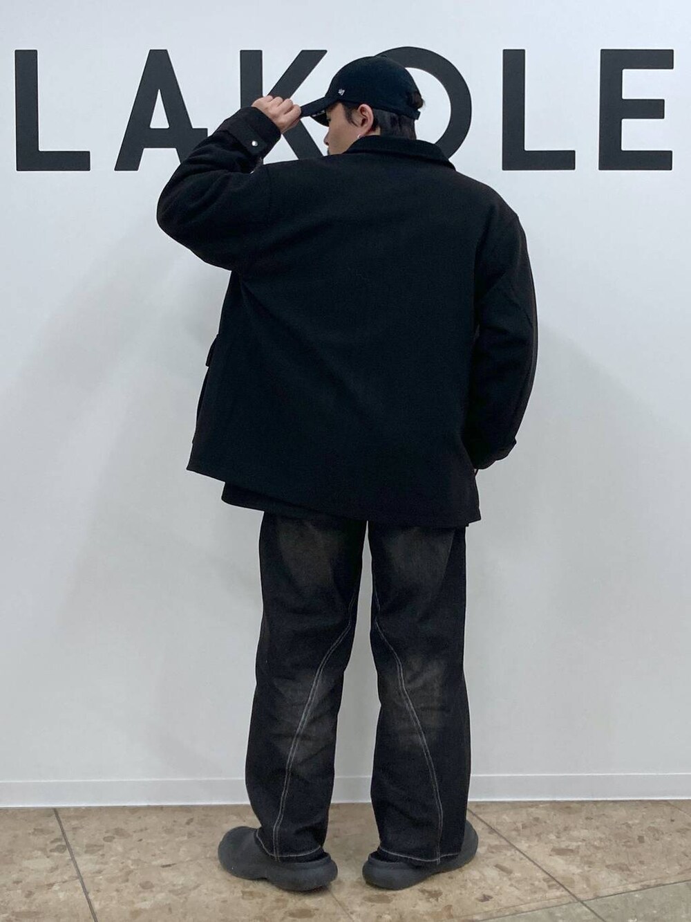 ブラック系のブルゾン、ブラック系のデニムパンツ、ブラック系のブルゾンを着用したメンズの冬コーディネートの2枚目の写真