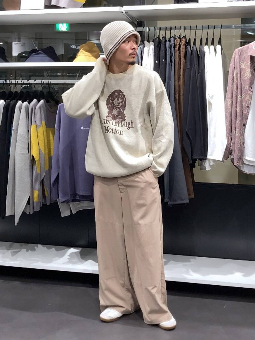 ベージュ系のその他パンツ、ベージュ系のニット/セーター、ベージュ系のニットキャップ/ビーニーを着用したメンズの秋コーディネートの5枚目の写真
