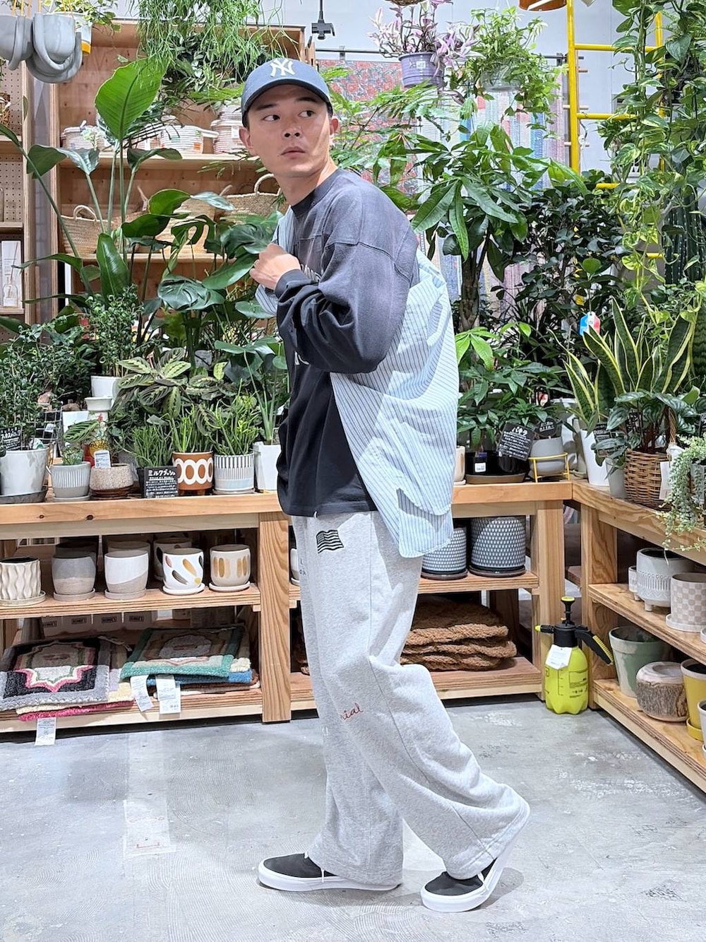 ブルー系のシャツ/ブラウス、グレー系のスウェットパンツ、ブラック系のTシャツ/カットソーを着用したメンズの秋コーディネートの3枚目の写真