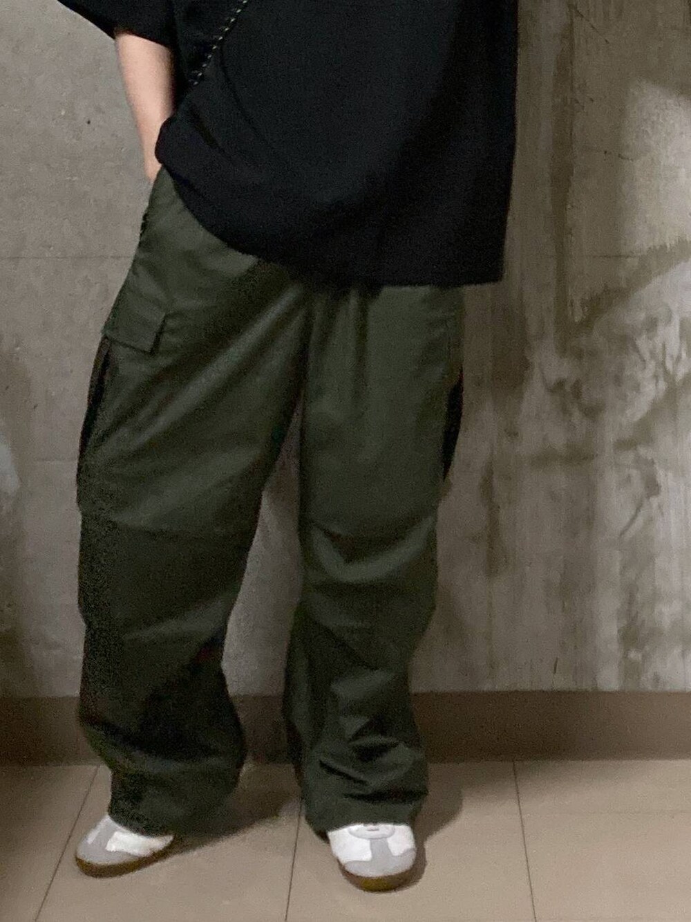 ホワイト系のTシャツ/カットソー、グリーン系のカーゴパンツ、ブラック系のショルダーバッグを着用したメンズの夏コーディネートの8枚目の写真