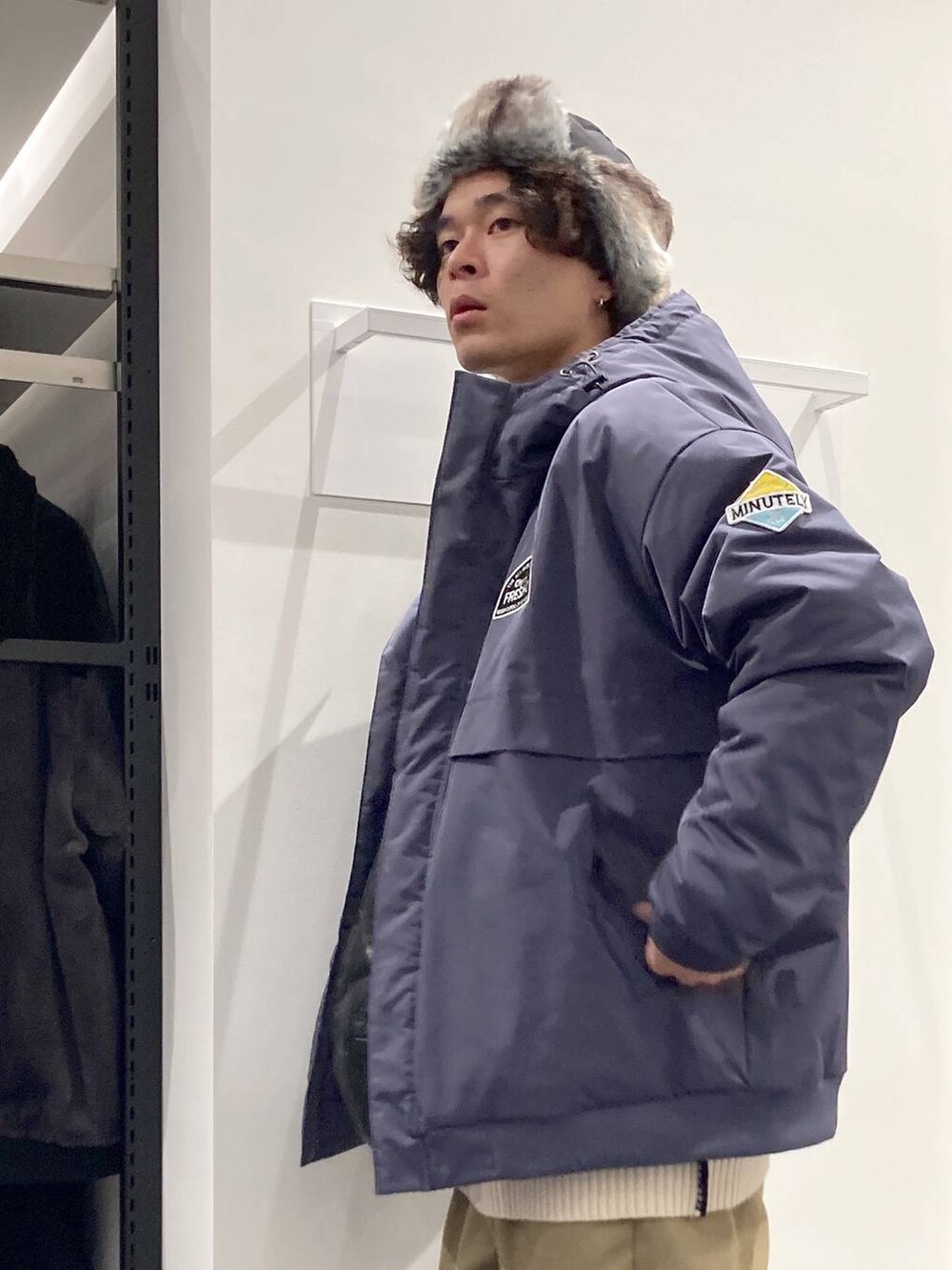 ベージュ系のチノパンツ、ブルー系のブルゾン、ベージュ系のニット/セーターを着用したメンズの冬コーディネートの9枚目の写真