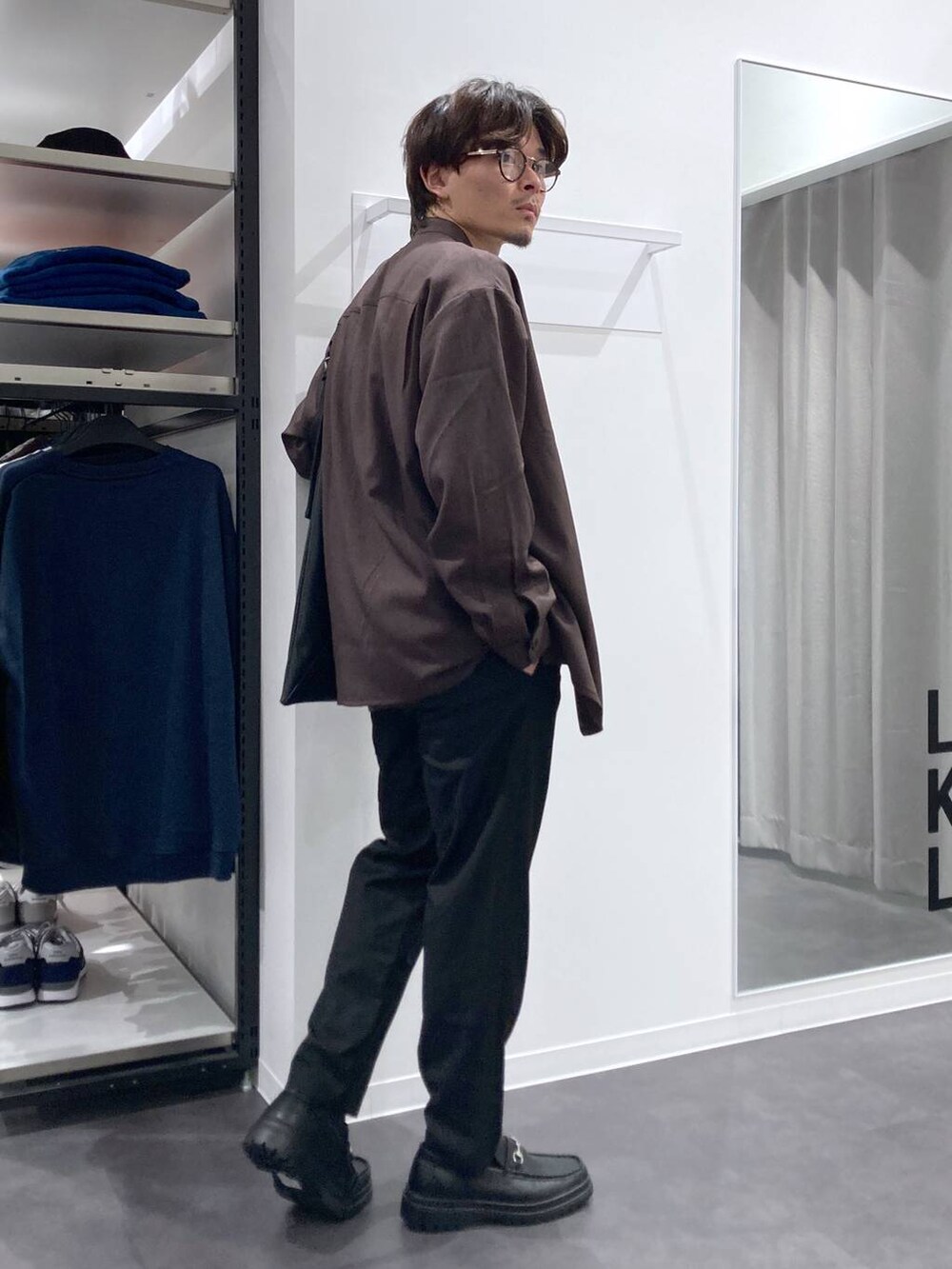 ブラック系のその他パンツ、ブラック系のトートバッグ、ブラック系のローファーを着用したメンズの秋コーディネートの4枚目の写真