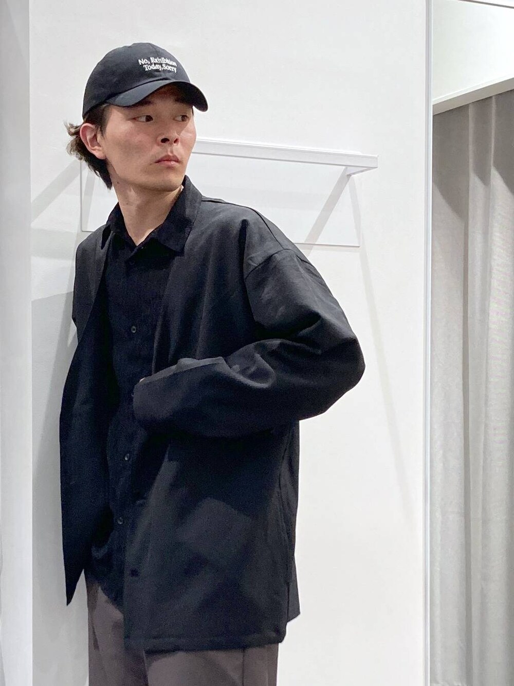 ブラック系のシャツ/ブラウス、ブラック系のショルダーバッグ、グレー系のその他パンツを着用したメンズの春コーディネートの6枚目の写真