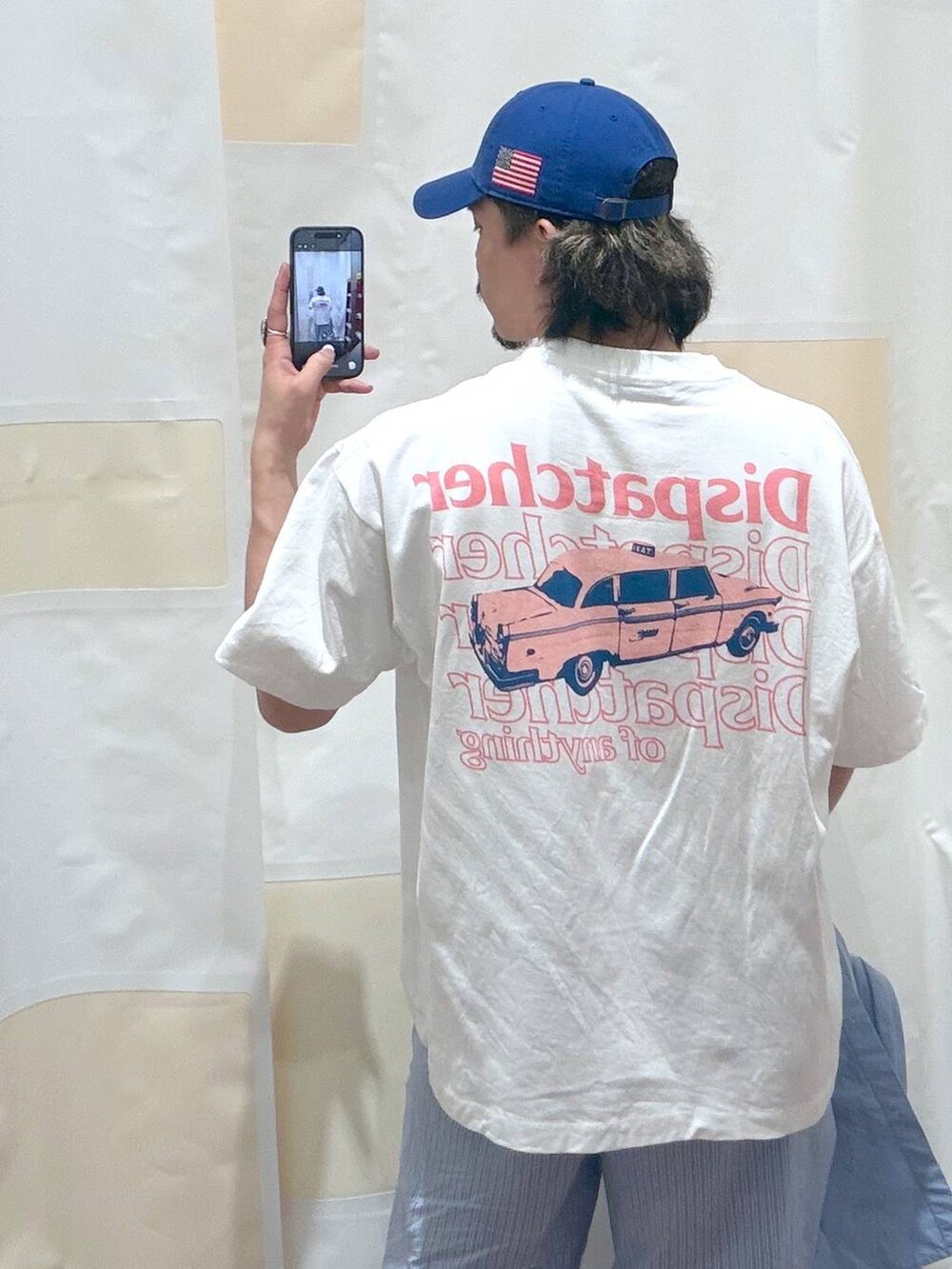 ブルー系のその他パンツ、ブルー系のシャツ/ブラウス、ホワイト系のTシャツ/カットソーを着用したメンズの春コーディネートの2枚目の写真