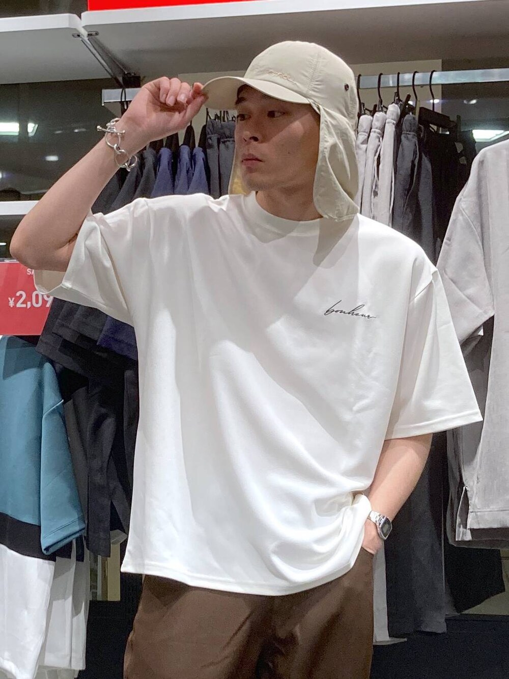 ブラック系のサンダル、ホワイト系のTシャツ/カットソー、ブラウン系のその他パンツを着用したメンズの夏コーディネートの8枚目の写真