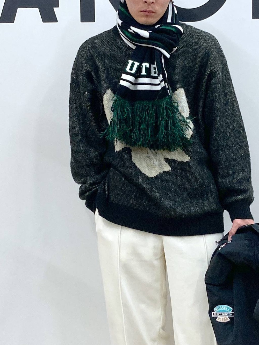 ブラック系のブルゾン、ブラック系のローファー、ブラック系のニット/セーターを着用したメンズの冬コーディネートの8枚目の写真