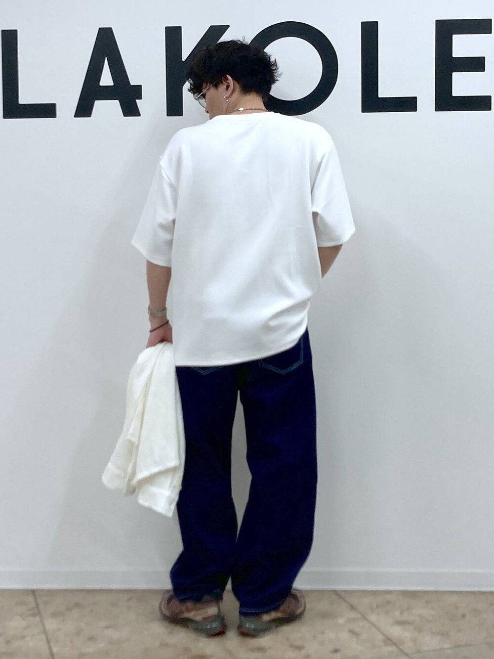 ホワイト系のシャツ/ブラウス、ホワイト系のTシャツ/カットソー、その他のサングラスを着用したメンズの春コーディネートの6枚目の写真