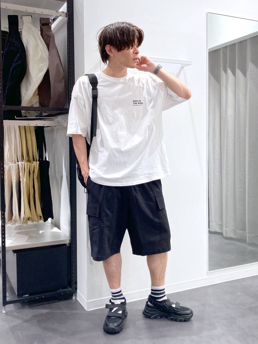 ブラック系のスニーカー、ブラック系のバックパック/リュック、ホワイト系のTシャツ/カットソーを着用したメンズの夏コーディネートの7枚目の写真