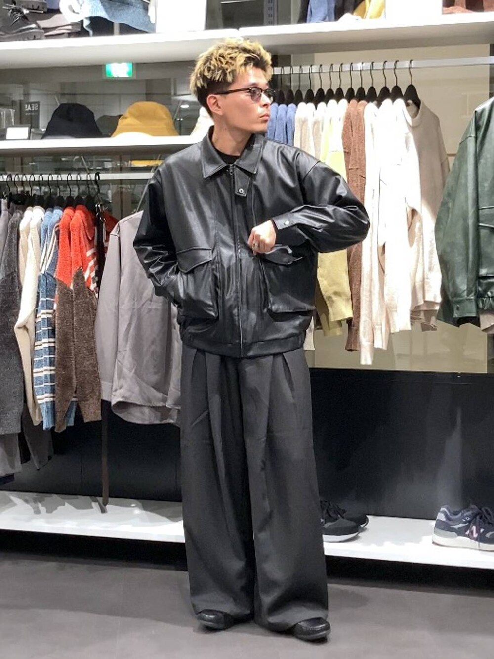 ブラック系のスラックス、ブラック系のブルゾン、ブラック系のサングラスを着用したメンズの秋コーディネートの5枚目の写真