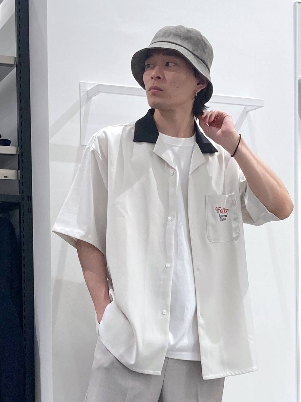 ホワイト系のシャツ/ブラウス、ブラック系のローファー、グレー系のその他パンツを着用したメンズの春コーディネートの4枚目の写真