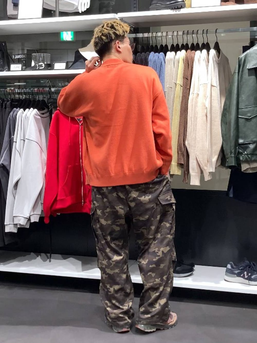 オレンジ系のカーディガン/ボレロ、グリーン系のその他パンツを着用したメンズの秋コーディネートの2枚目の写真