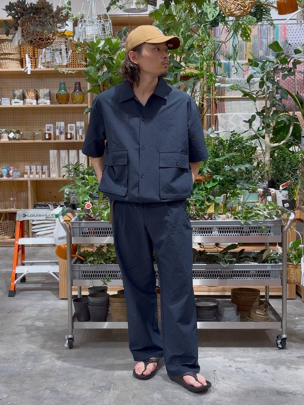 ブルー系のその他パンツ、ブルー系のシャツ/ブラウス、ブラック系のサンダルを着用したメンズの夏コーディネートの7枚目の写真