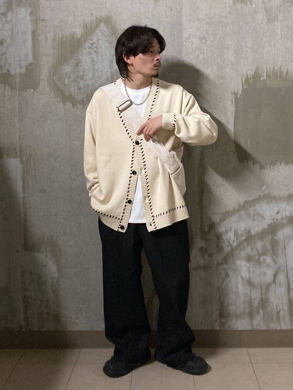 ベージュ系のショルダーバッグ、ホワイト系のカーディガン/ボレロ、ホワイト系のTシャツ/カットソーを着用したメンズの秋コーディネートの5枚目の写真