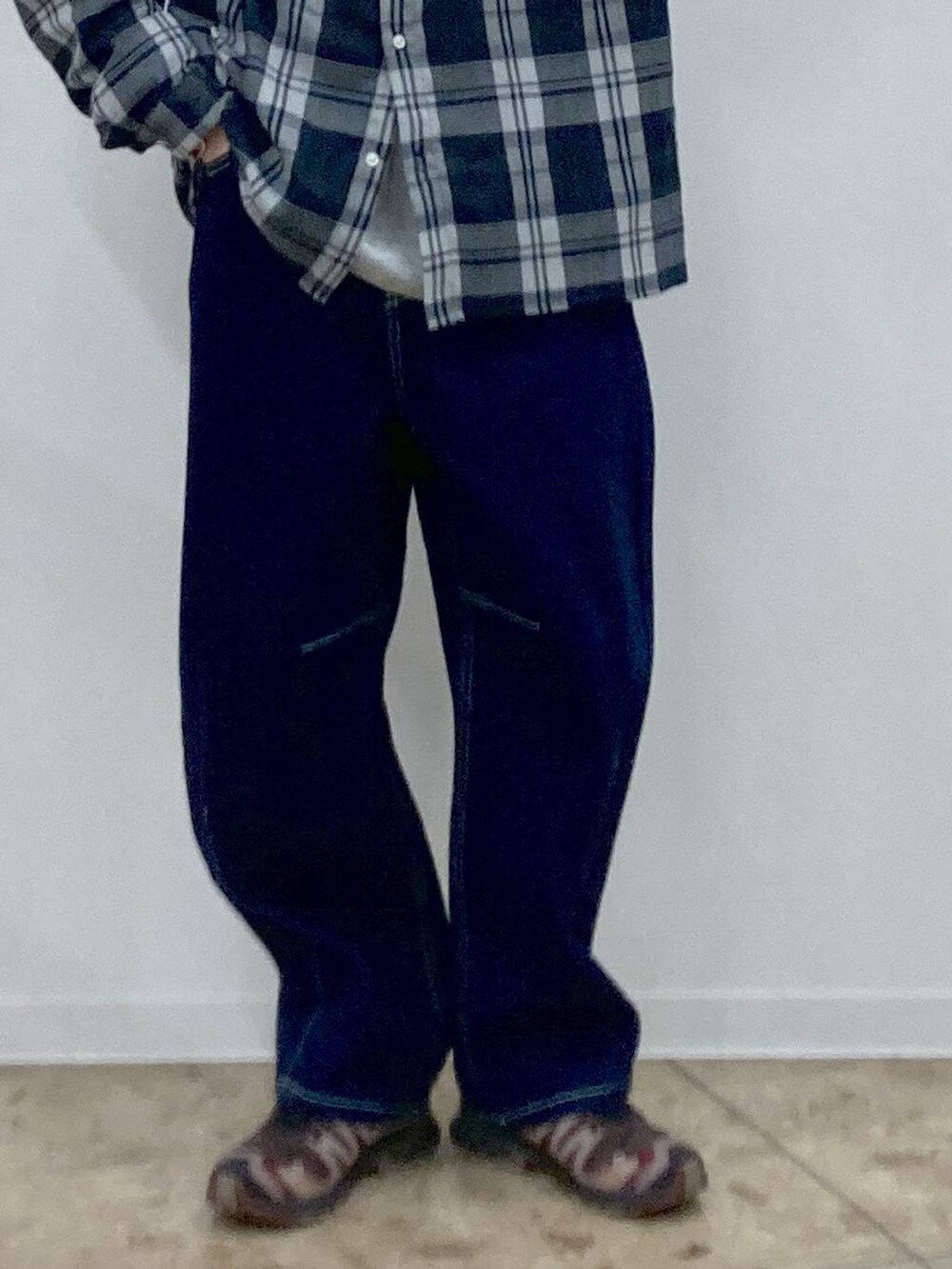 グレー系のTシャツ/カットソー、ホワイト系のボディバッグ/ウエストポーチ、ブルー系のシャツ/ブラウスを着用したメンズの春コーディネートの9枚目の写真