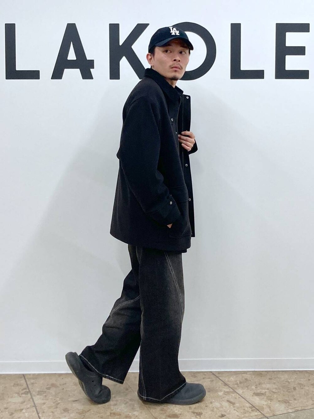 ブラック系のブルゾン、ブラック系のデニムパンツ、ブラック系のブルゾンを着用したメンズの冬コーディネートの4枚目の写真