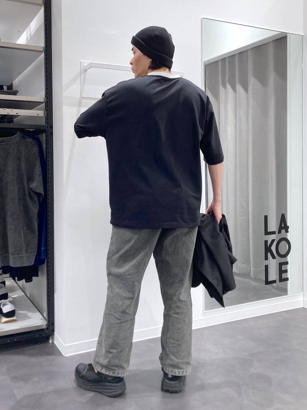 ブラック系のカーディガン/ボレロ、グリーン系のデニムパンツ、ブラック系のTシャツ/カットソーを着用したメンズの春コーディネートの2枚目の写真