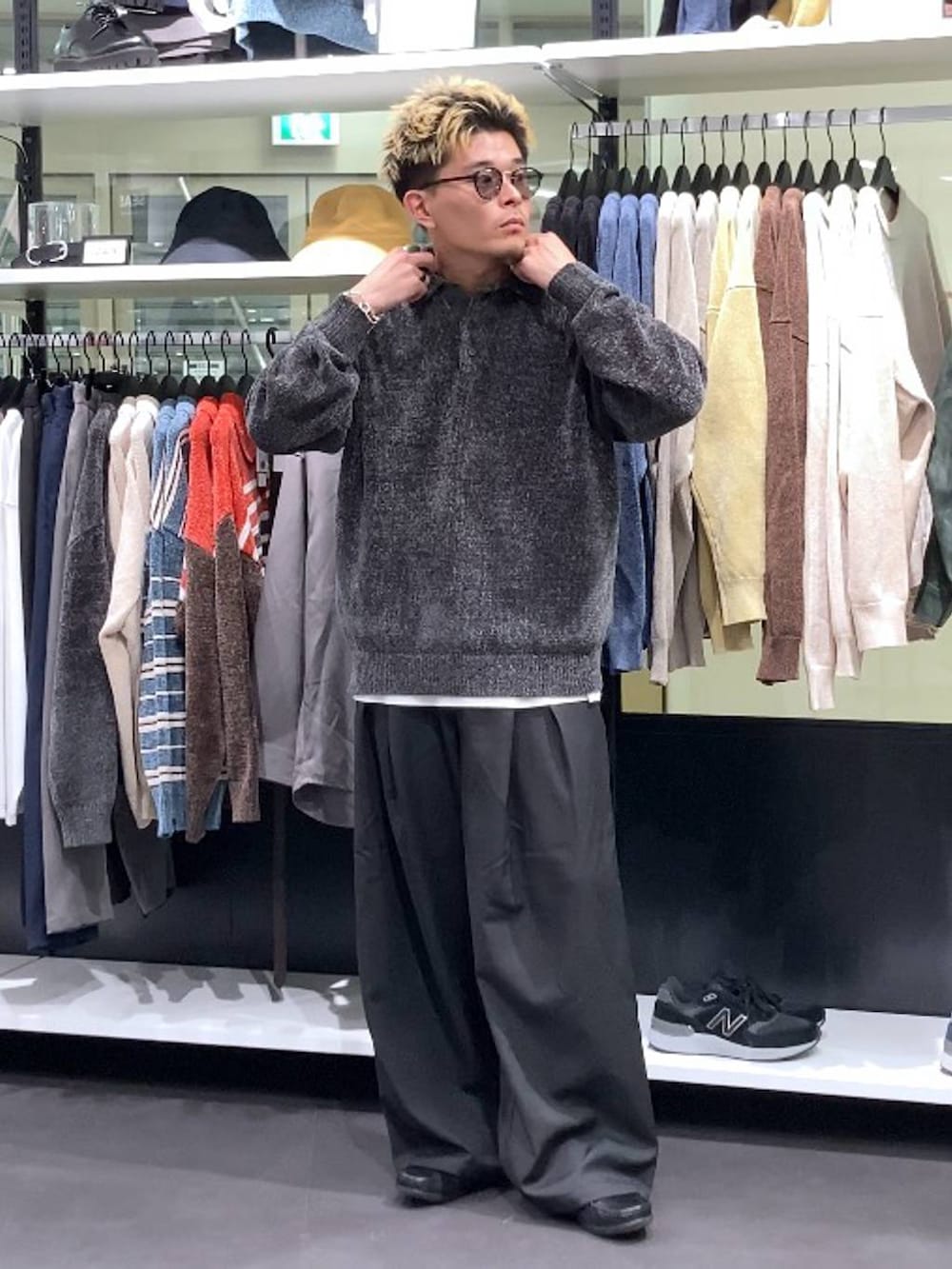 ホワイト系のTシャツ/カットソー、グレー系のニット/セーター、ブラック系のスラックスを着用したメンズの秋コーディネートの5枚目の写真