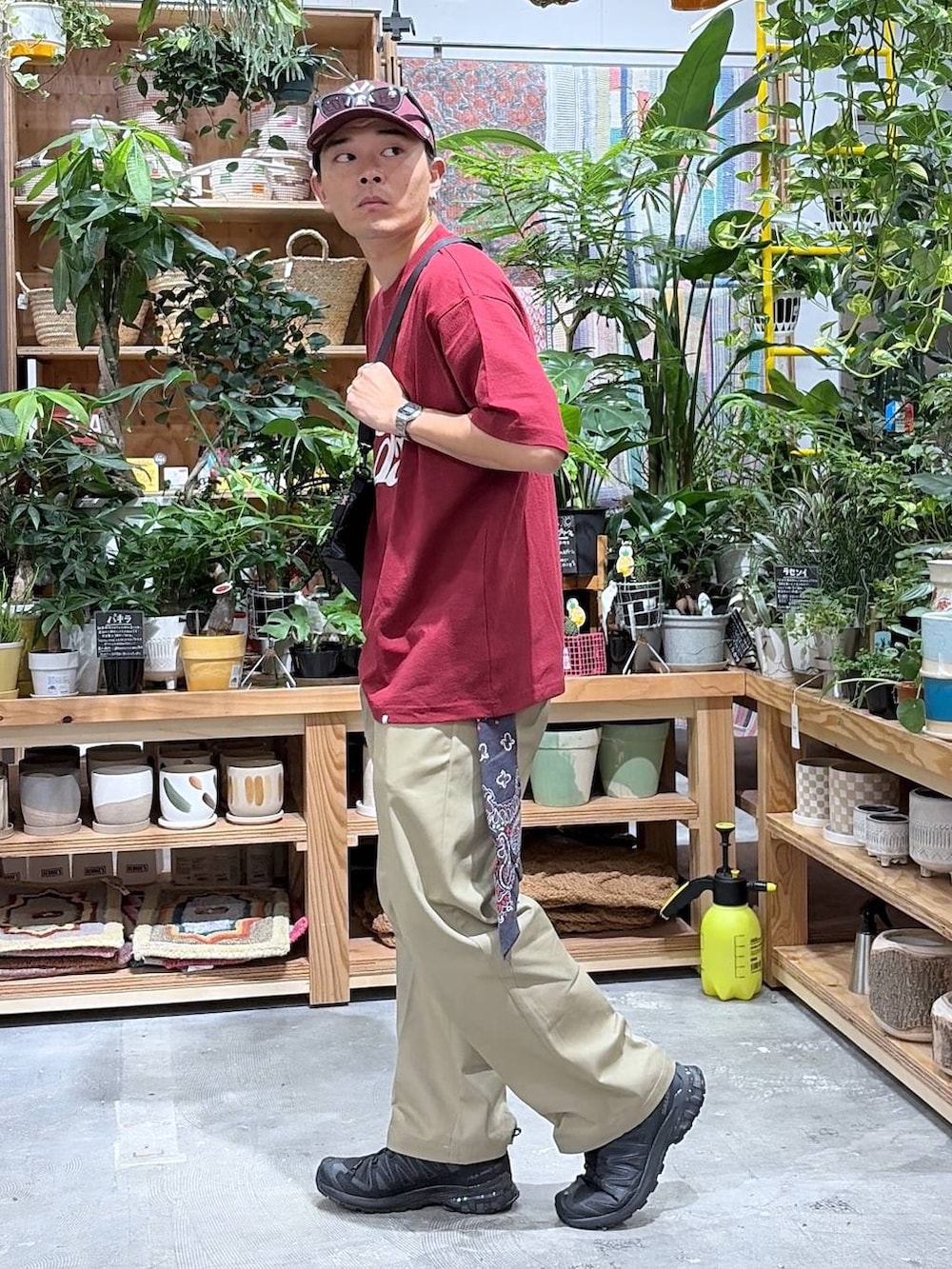 ブラック系のショルダーバッグ、レッド系のTシャツ/カットソー、グリーン系のその他パンツを着用したメンズの夏コーディネートの3枚目の写真