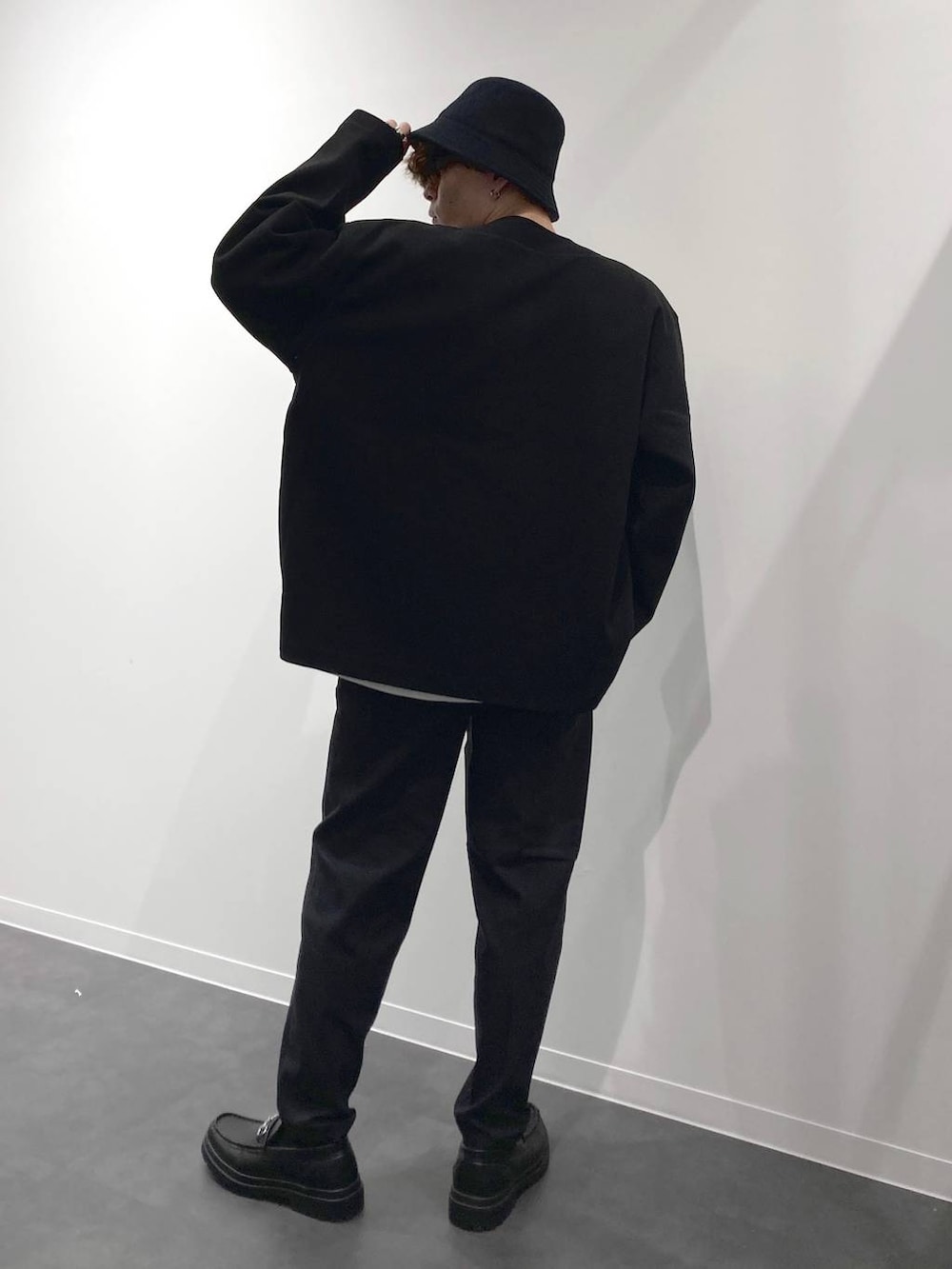 ブラック系のローファー、ホワイト系のTシャツ/カットソー、ブラック系のその他パンツを着用したメンズの秋コーディネートの2枚目の写真