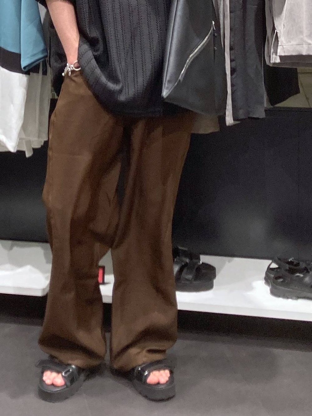 ブラック系のサンダル、ブラック系のTシャツ/カットソー、ブラック系のトートバッグを着用したメンズの夏コーディネートの8枚目の写真