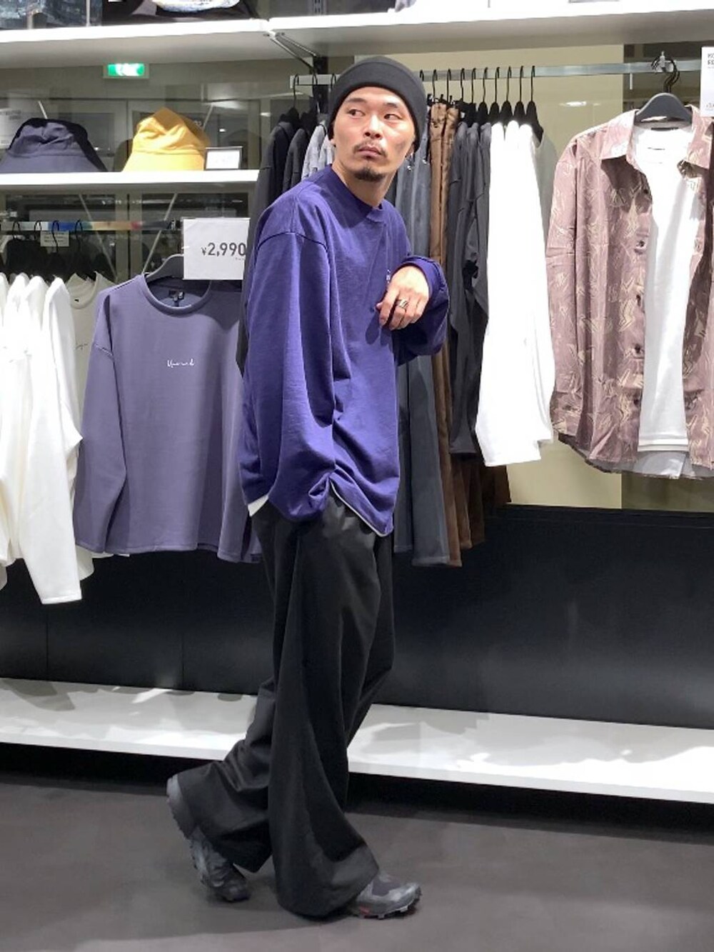 ホワイト系のTシャツ/カットソー、ブラック系のその他パンツ、ブラック系のニットキャップ/ビーニーを着用したメンズの秋コーディネートの4枚目の写真