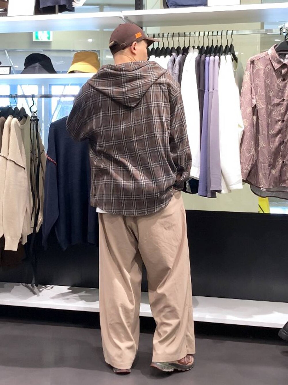 ホワイト系のTシャツ/カットソー、ベージュ系のその他パンツ、ブラウン系のシャツ/ブラウスを着用したメンズの秋コーディネートの2枚目の写真