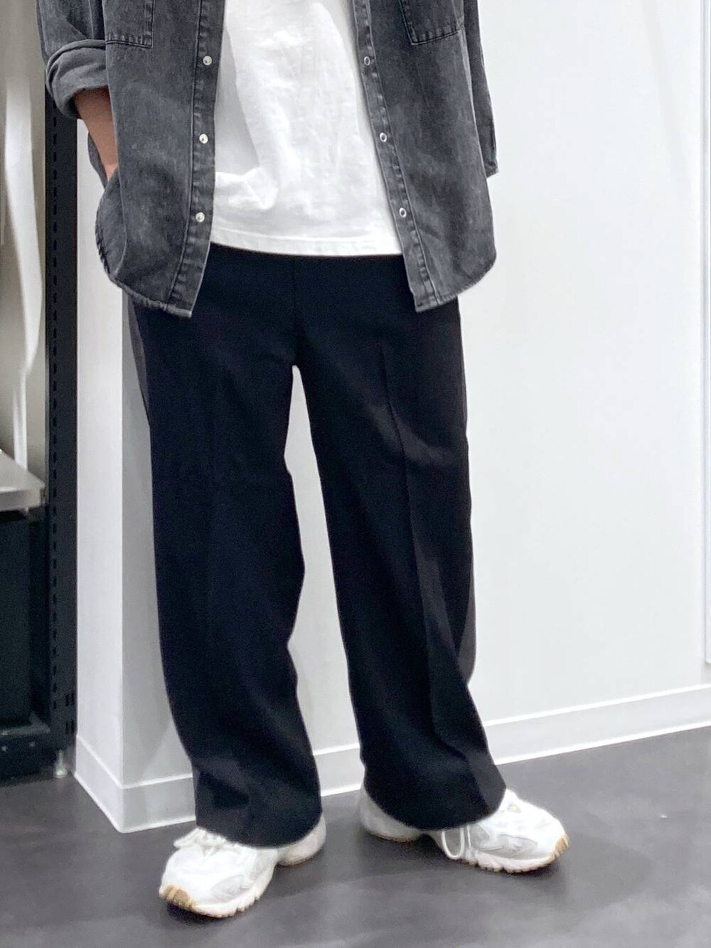 ホワイト系のTシャツ/カットソー、ブラック系のその他パンツ、ブラック系のシャツ/ブラウスを着用したメンズの秋コーディネートの6枚目の写真