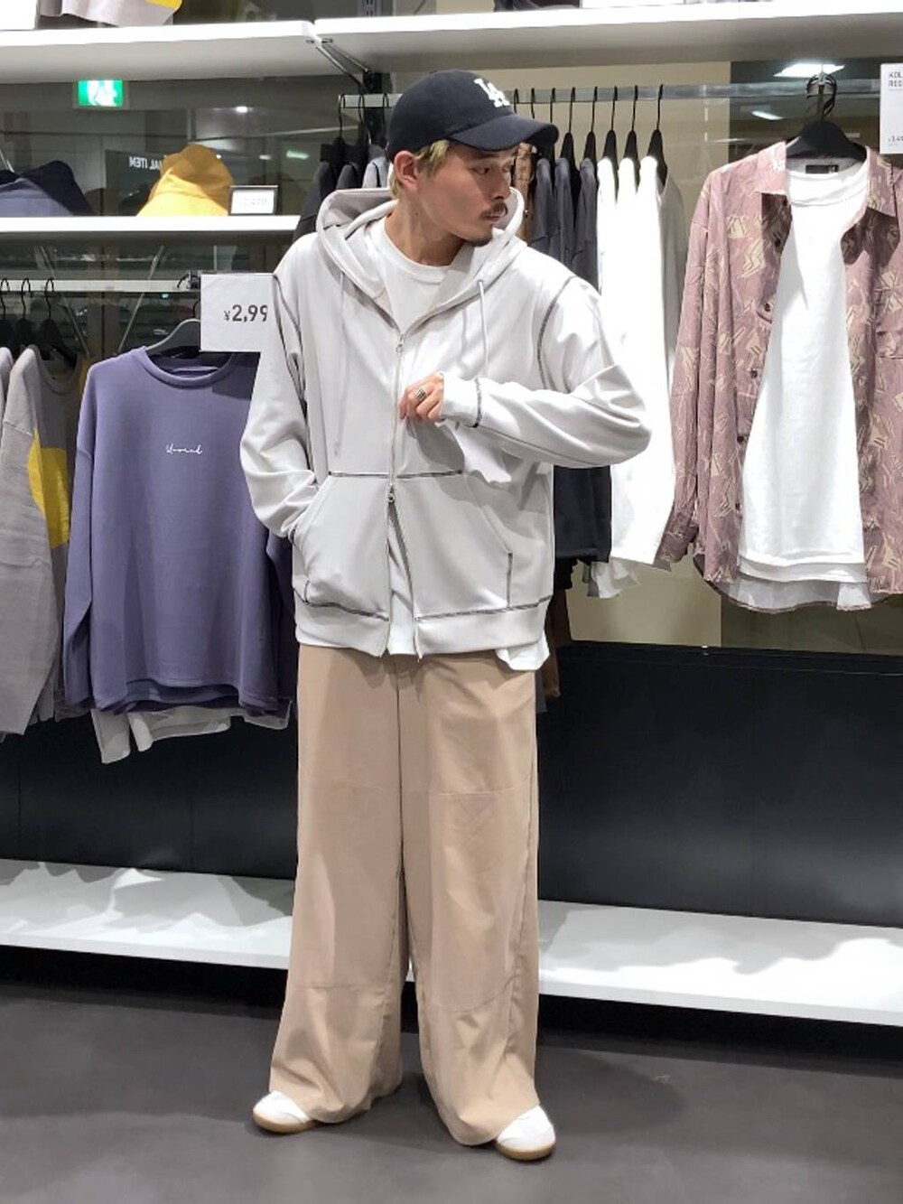 ホワイト系のTシャツ/カットソー、ベージュ系のその他パンツ、グレー系のパーカーを着用したメンズの秋コーディネートの7枚目の写真