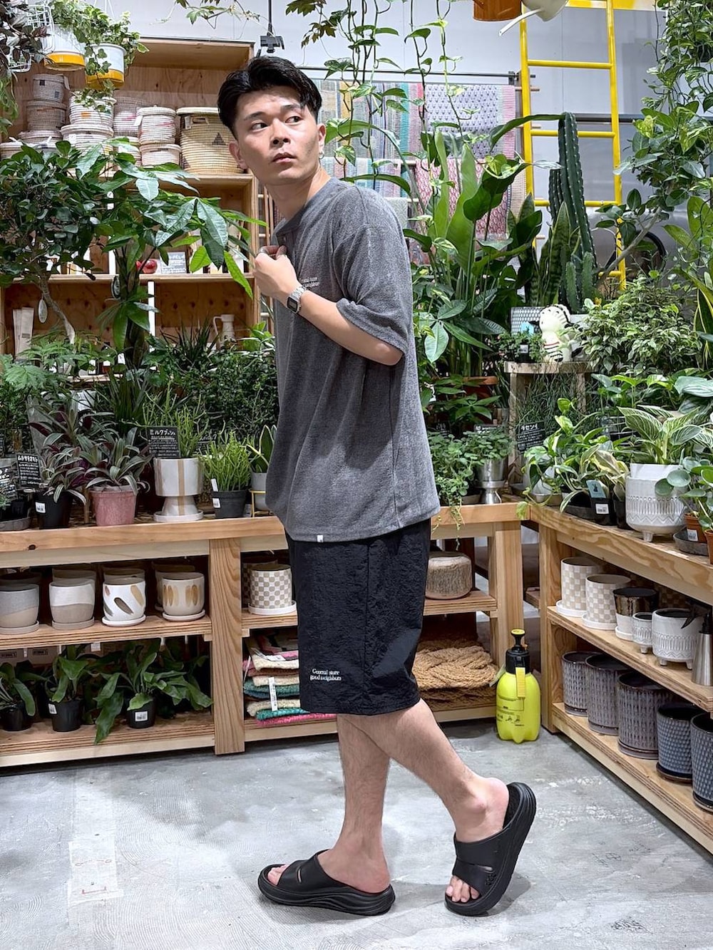 グレー系のTシャツ/カットソー、ブラック系のサンダル、ブラック系のその他パンツを着用したメンズの夏コーディネートの3枚目の写真